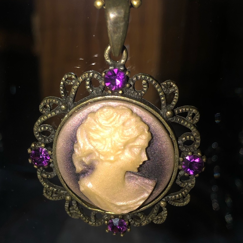 Vintage cameo pendant necklace